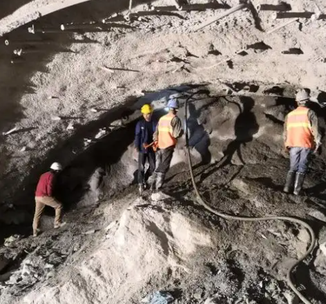 玉树拱顶带模注浆料的施工流程及注意事项